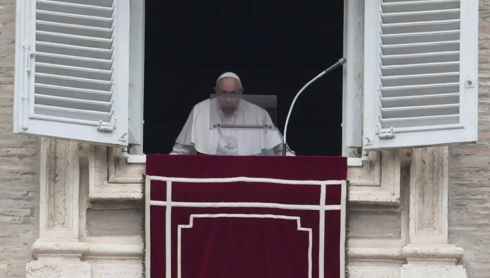 El pontífice desde la ventana del Palacio Apostólico tras el rezo del Regina Caeli, que sustituye al Ángelus en periodo pascual