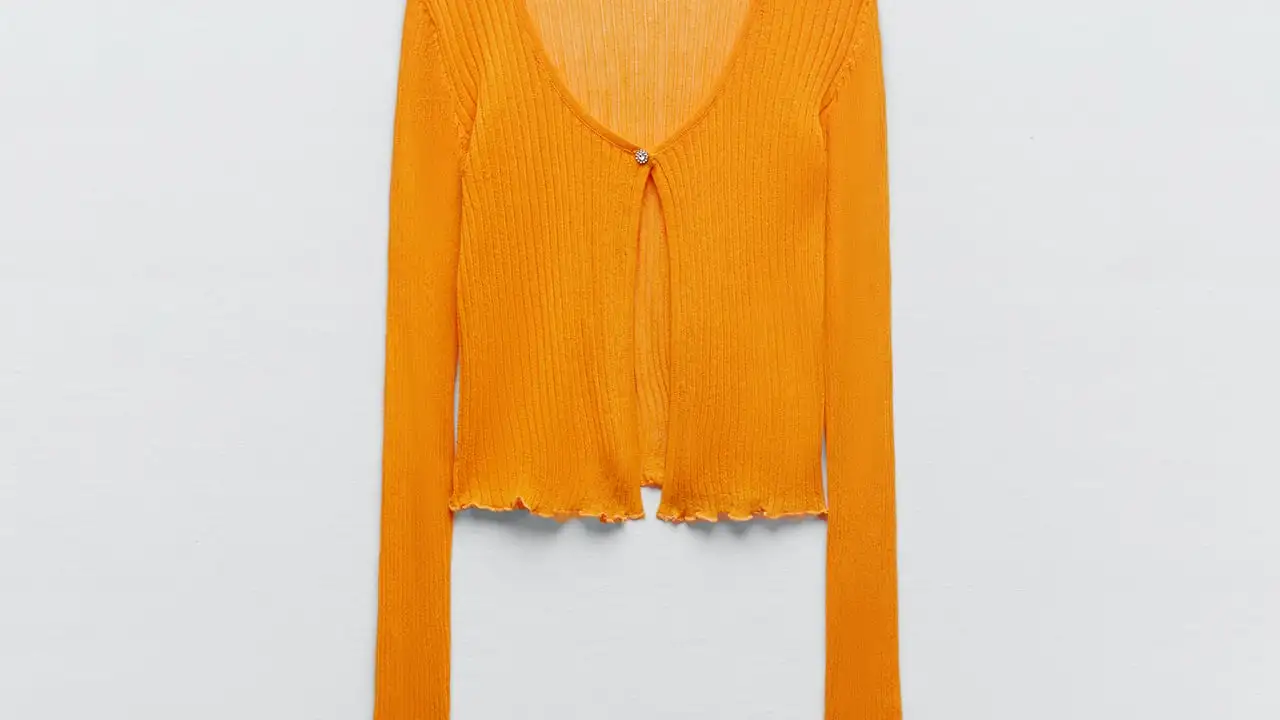 Chaqueta de punto naranja.