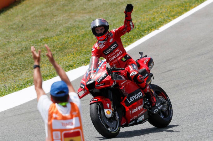 Pecco Bagnaia celebra su victoria en el Gran Premio de España en el circuito "Ángel Nieto" de Jerez de la Frontera