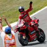 Pecco Bagnaia celebra su victoria en el Gran Premio de España en el circuito &quot;Ángel Nieto&quot; de Jerez de la Frontera