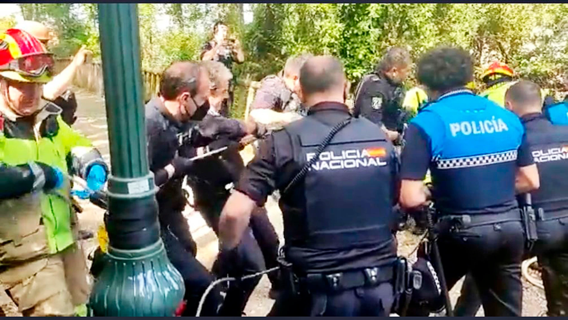 Policía y Bomberos rescatan a un hombre que cayó al río junto al edificio Duque de Lerma