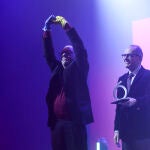 MÁLAGA, 30/04/2022.- El director Lluís Pasqual (i) recibe el Premio Honorífico Trayectoria Artística, durante la ceremonia de entrega de la cuarta edición de los Premios Ópera XXI celebrada este sábado en el Teatro Cervantes de Málaga. EFE/Daniel Pérez