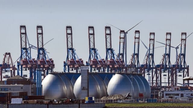 Tanques para producir biogás en el puerto de Hamburgo