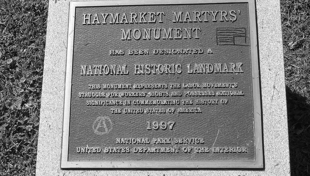 Placa conmemorativa dedicada a &quot;los mártires de Haymarket&quot; en el que alguien escribió con rotulador: &quot;Primero tomaron vuestras vidas, ahora explotan vuestra memoria&quot; | Dominio Público