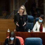 La portavoz de Unidas Podemos en la Asamblea de Madrid, Carolina Alonso (i), y la portavoz adjunta, Alejandra Jacinto
