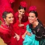  Victoria Federica deslumbra en la Feria de Abril con sus amigas: traje de flamenca rojo, mantón y muchas ganas de pasárselo bien