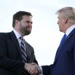 El candidato del Partido Republicano JD Vance en un mitin junto a Donald Trump