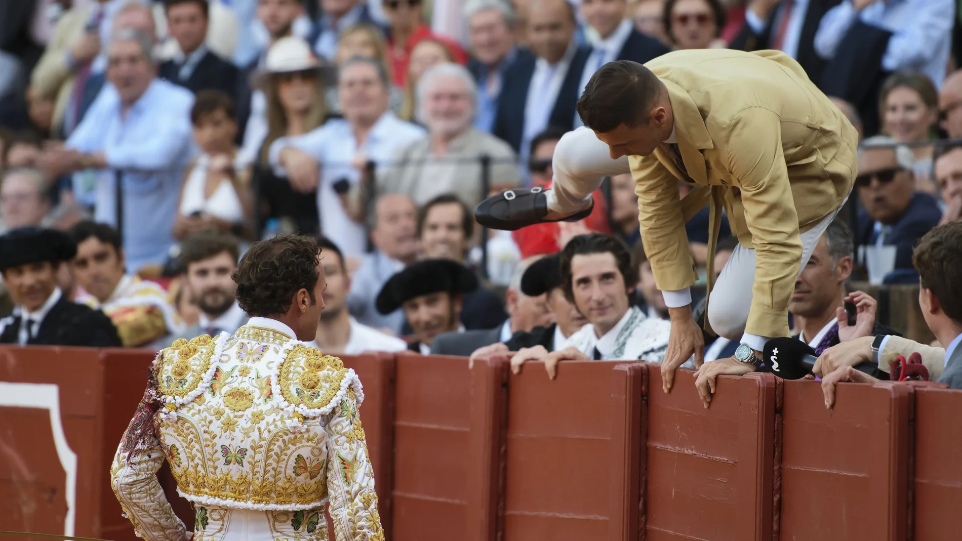 Joaquín salta al ruedo de la Maestranza después de que el diestro Antonio Ferrera se lo reclamara varias veces para brindarle su tercer toro en la corrida del pasado 30 de abril