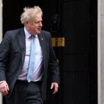 El "premier" británico, Boris Johnson, a la puerta del número 10 de Downing Street