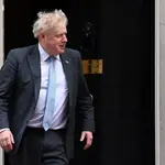 El &quot;premier&quot; británico, Boris Johnson, a la puerta del número 10 de Downing Street