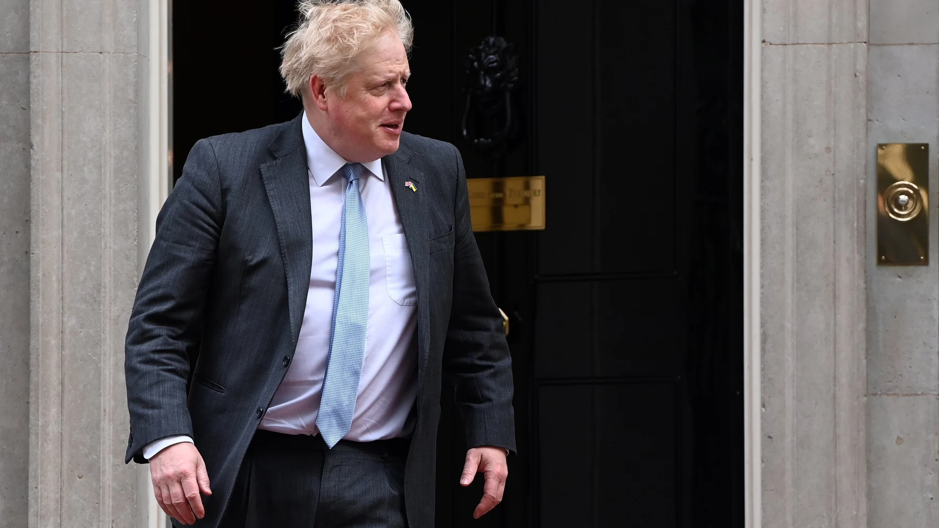 El "premier" británico, Boris Johnson, a la puerta del número 10 de Downing Street