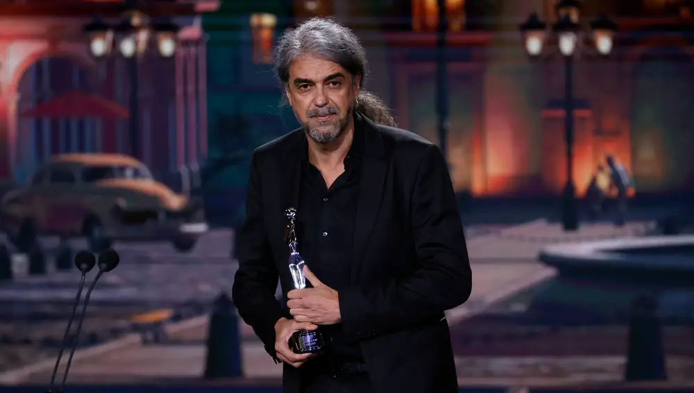 Fernando León de Aranoa recibiendo el premio al Mejor Director por &quot;El buen patrón&quot;