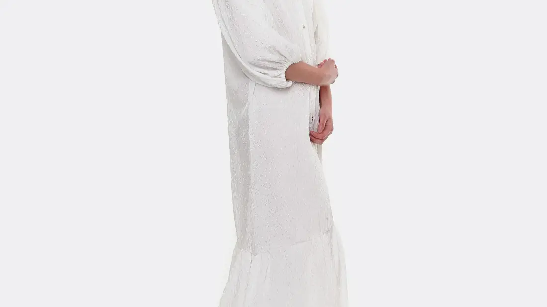 Vestido blanco abotonado.