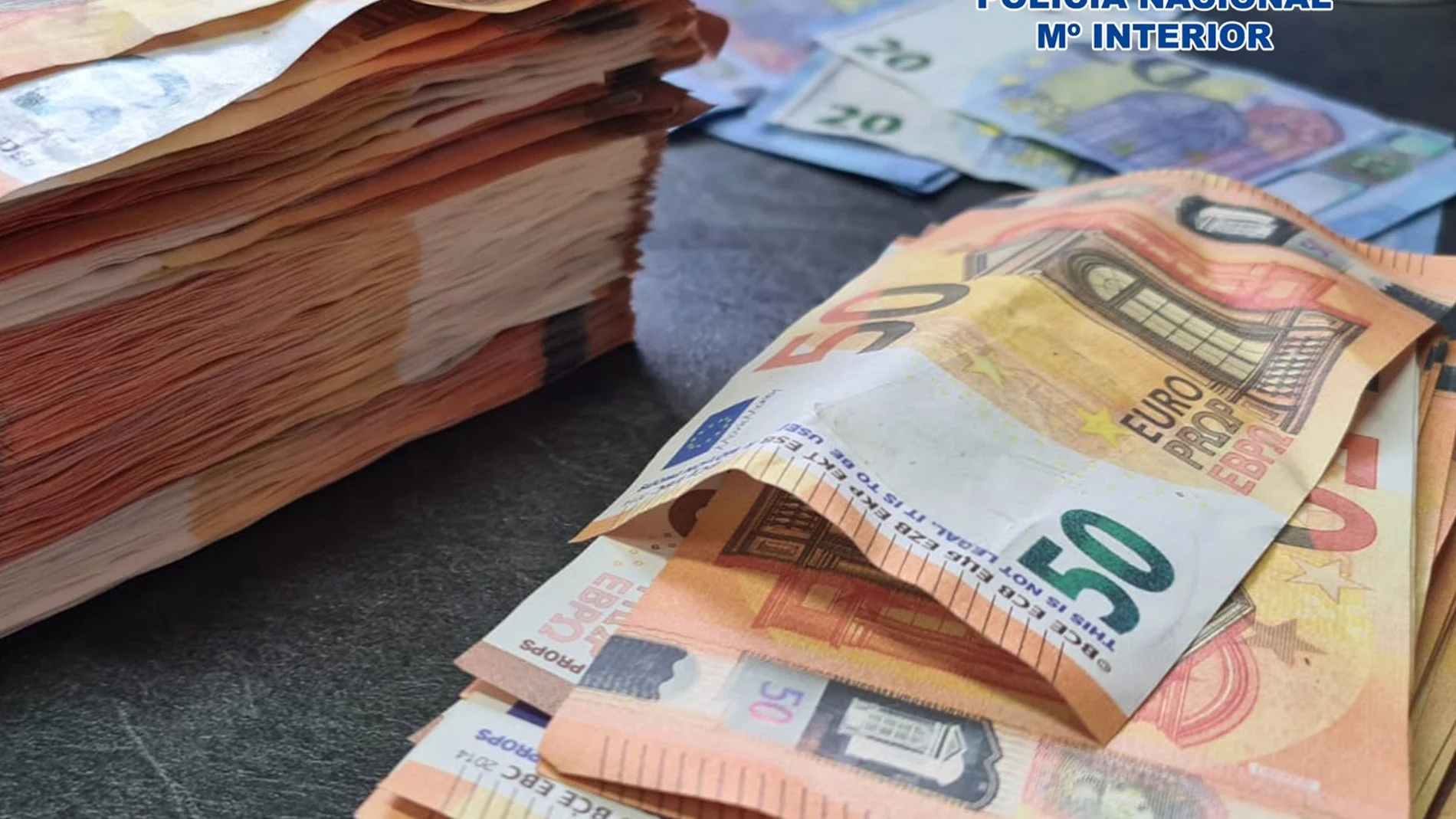 En los diferentes registros a domicilios intervinieron billetes falsos de 20 y 50 euros. Mossos d'Esquadra y Policía Nacional han detenido a seis personas que presuntamente se dedicaban a falsificar billetes de 20 y 50 euros en Catalunya y los distribuía por internet. SOCIEDAD CATALUÑA ESPAÑA EUROPA TARRAGONA MOSSOS D'ESQUADRA Y POLICÍA NACIONAL