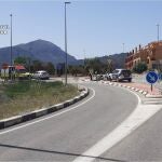 La conductora, única ocupante del turismo, finalmente se salió de la carretera, al invadir una rotonda, y no sufrió lesiones graves