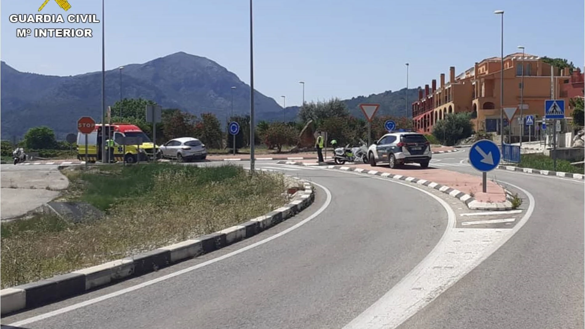 La conductora, única ocupante del turismo, finalmente se salió de la carretera, al invadir una rotonda, y no sufrió lesiones graves