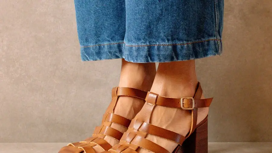 Sandalias marrones con tacón ancho.