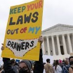 Una manifestante en contra de la derogación del derecho al aborto en las puertas del Tribunal Supremo de EE UU