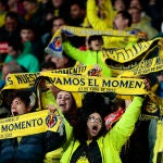 - Aficionados del Villarreal animan a su equipo, durante el partido de vuelta de las semifinales de la Liga de Campeones ante el Liverpool que disputan hoy martes en el estadio de La Cerámica, en Villarreal.