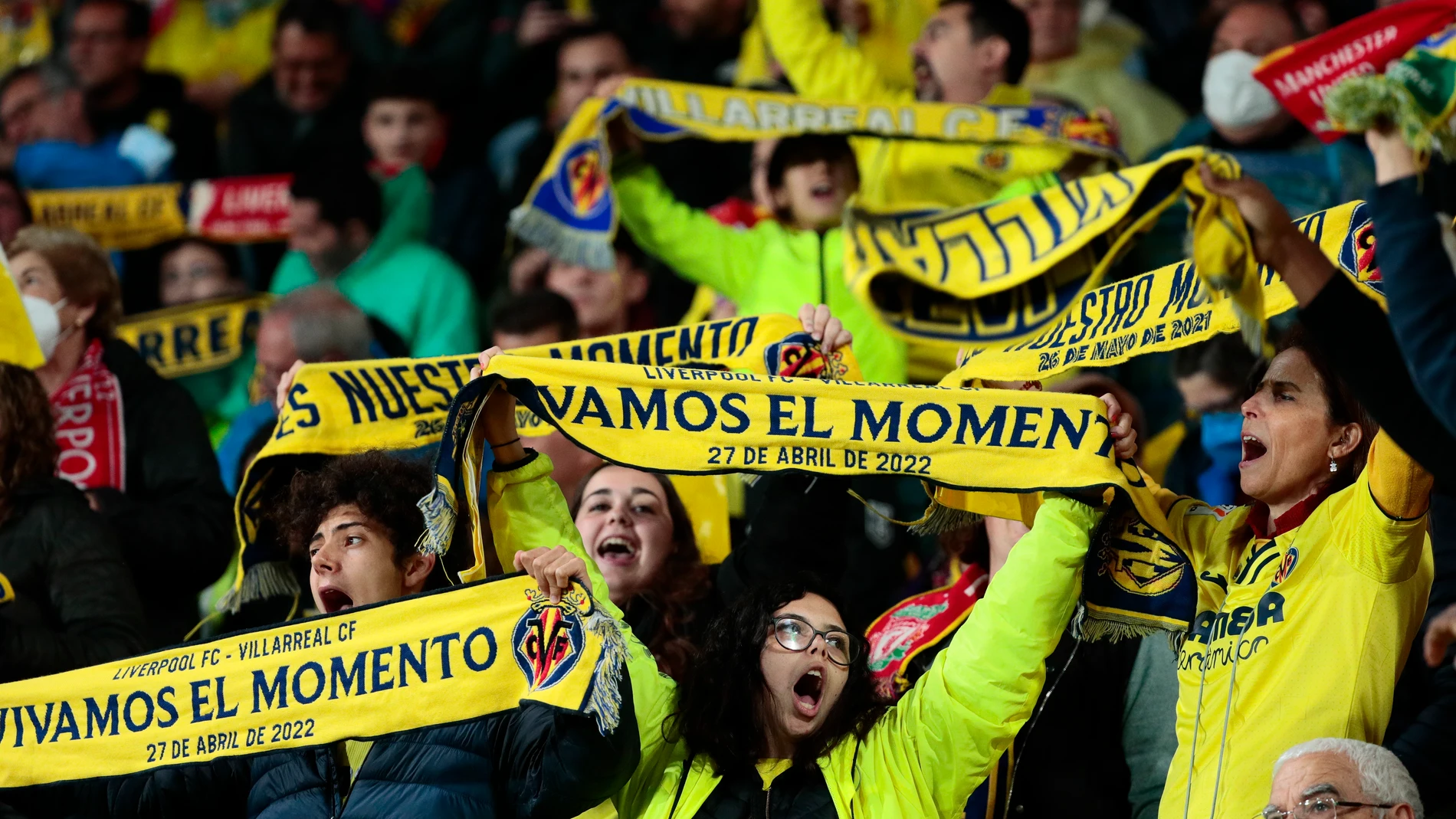 - Aficionados del Villarreal animan a su equipo, durante el partido de vuelta de las semifinales de la Liga de Campeones ante el Liverpool que disputan hoy martes en el estadio de La Cerámica, en Villarreal.