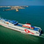 El buque de Transmediterránea 'Ciudad de Valencia' llegando a Cádiz