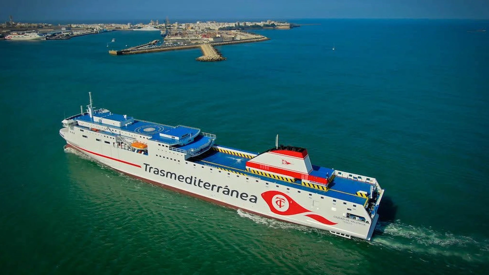 El buque de Transmediterránea 'Ciudad de Valencia' llegando a Cádiz