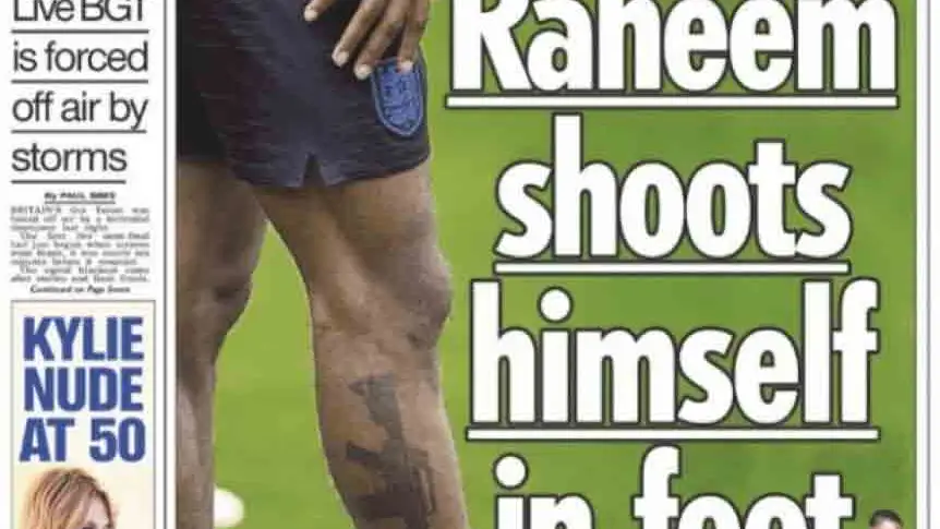 Portada de 'The Sun' en la que se criticaba a Raheem Sterling por el tatuaje de un arma en su pierna derecha.