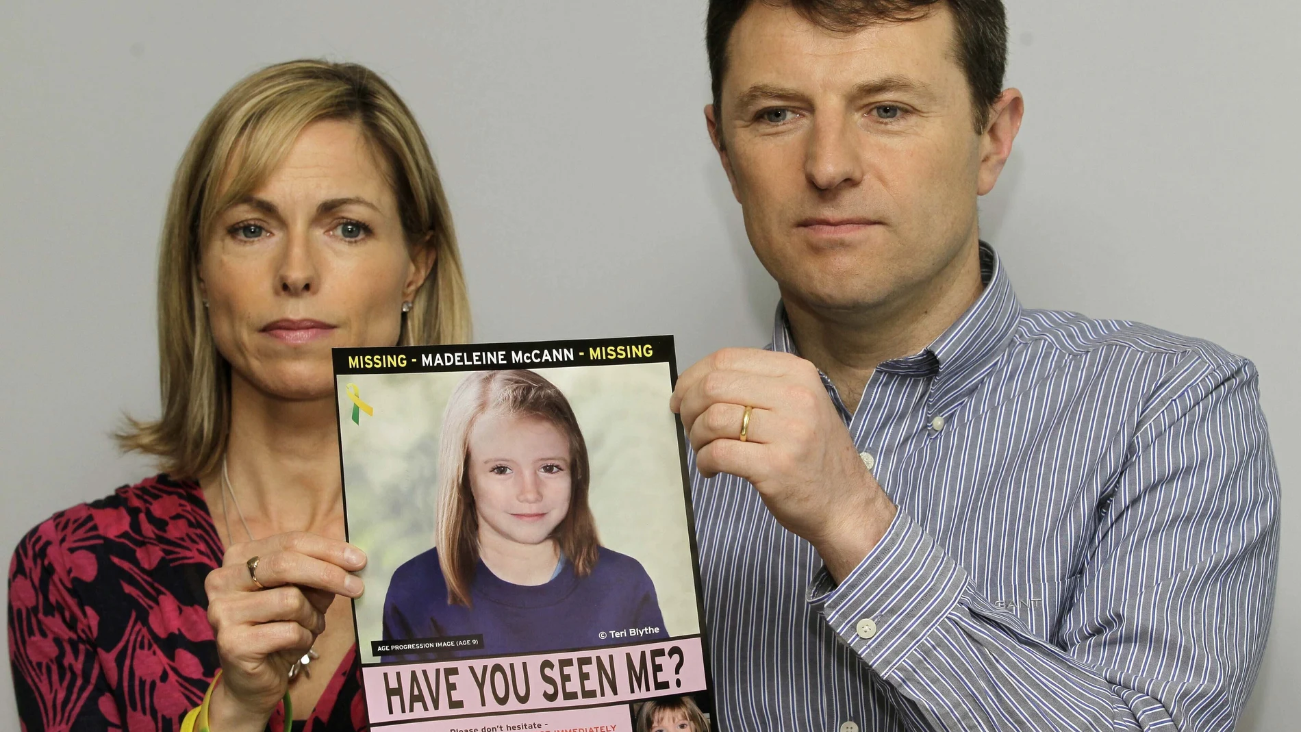 Kate y Gerry McCann posan para los medios con un cartel de su hija, en 2012