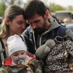 Primeros evacuados de la acería de Mariupol llegan ayer a Zaporiyia