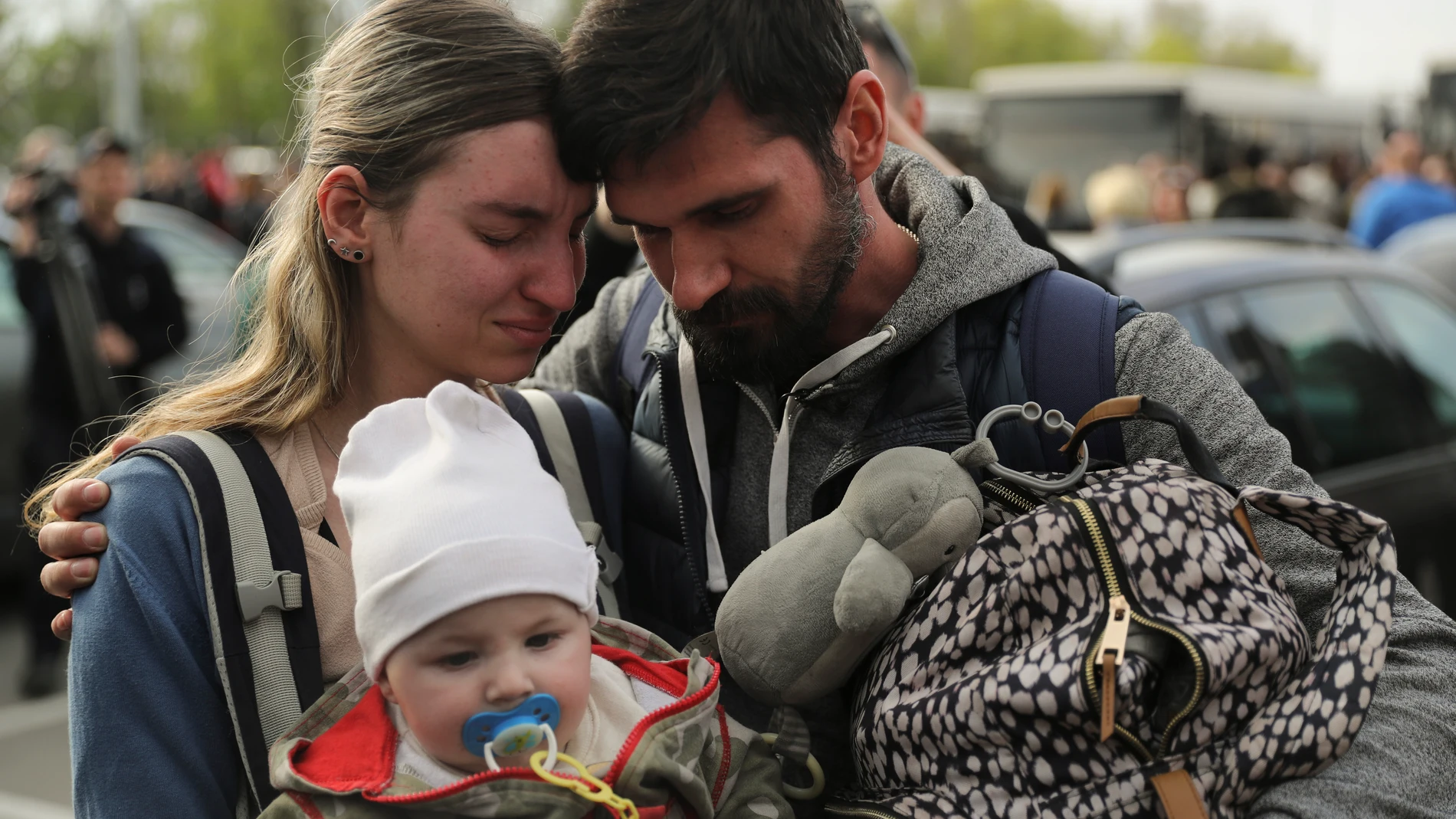 Primeros evacuados de la acería de Mariupol llegan ayer a Zaporiyia
