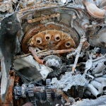 Carro de combate ruso destruido por el Ejército de Ucrania en una carretera cerca de Kyiv