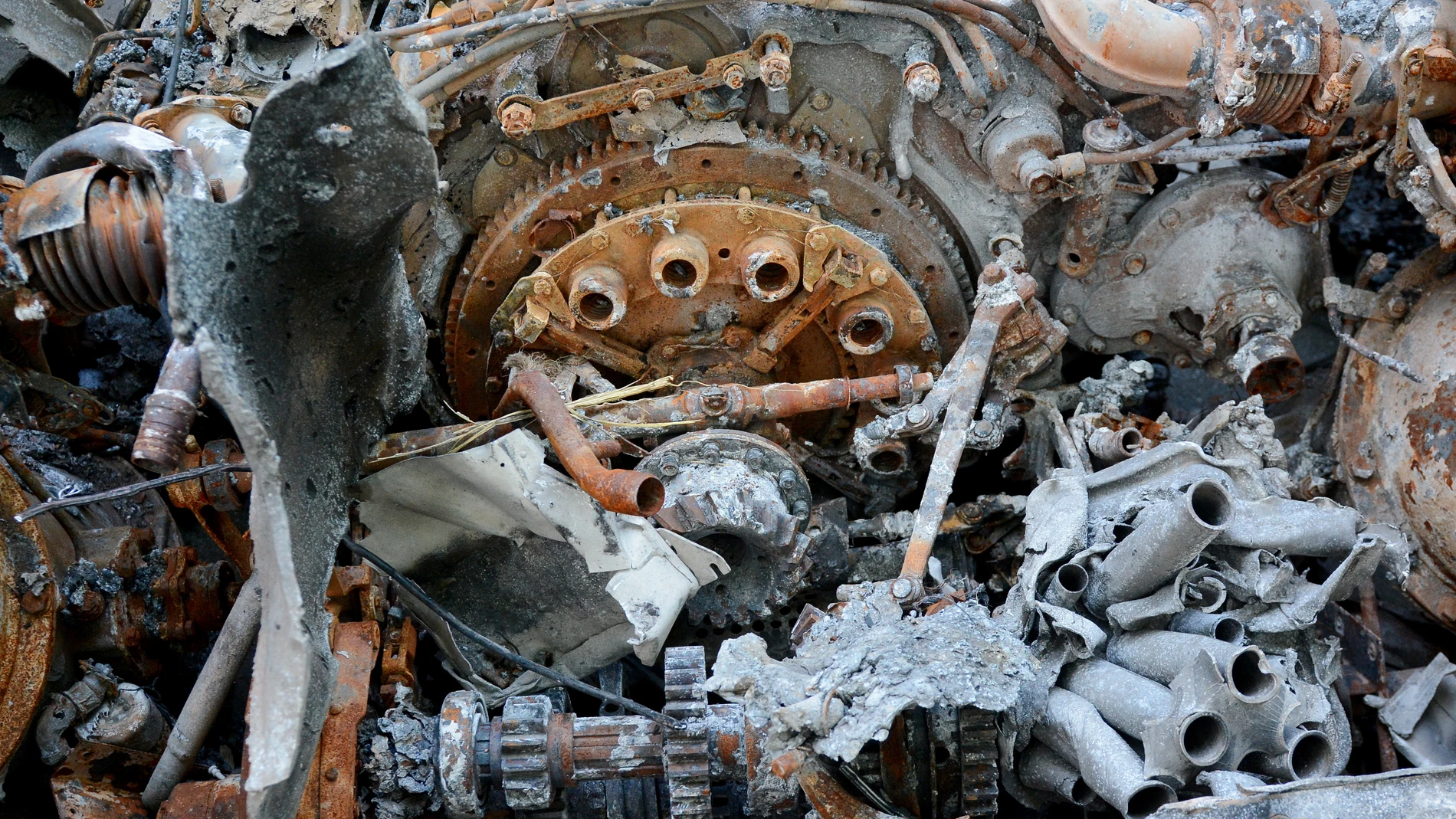 Carro de combate ruso destruido por el Ejército de Ucrania en una carretera cerca de Kyiv