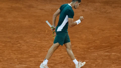 Carlos Alcaraz celebra con el puño cerrado uno de los puntos que ganó a Nikoloz Basilashvili en su estreno en el Mutua Madrid Open 2022