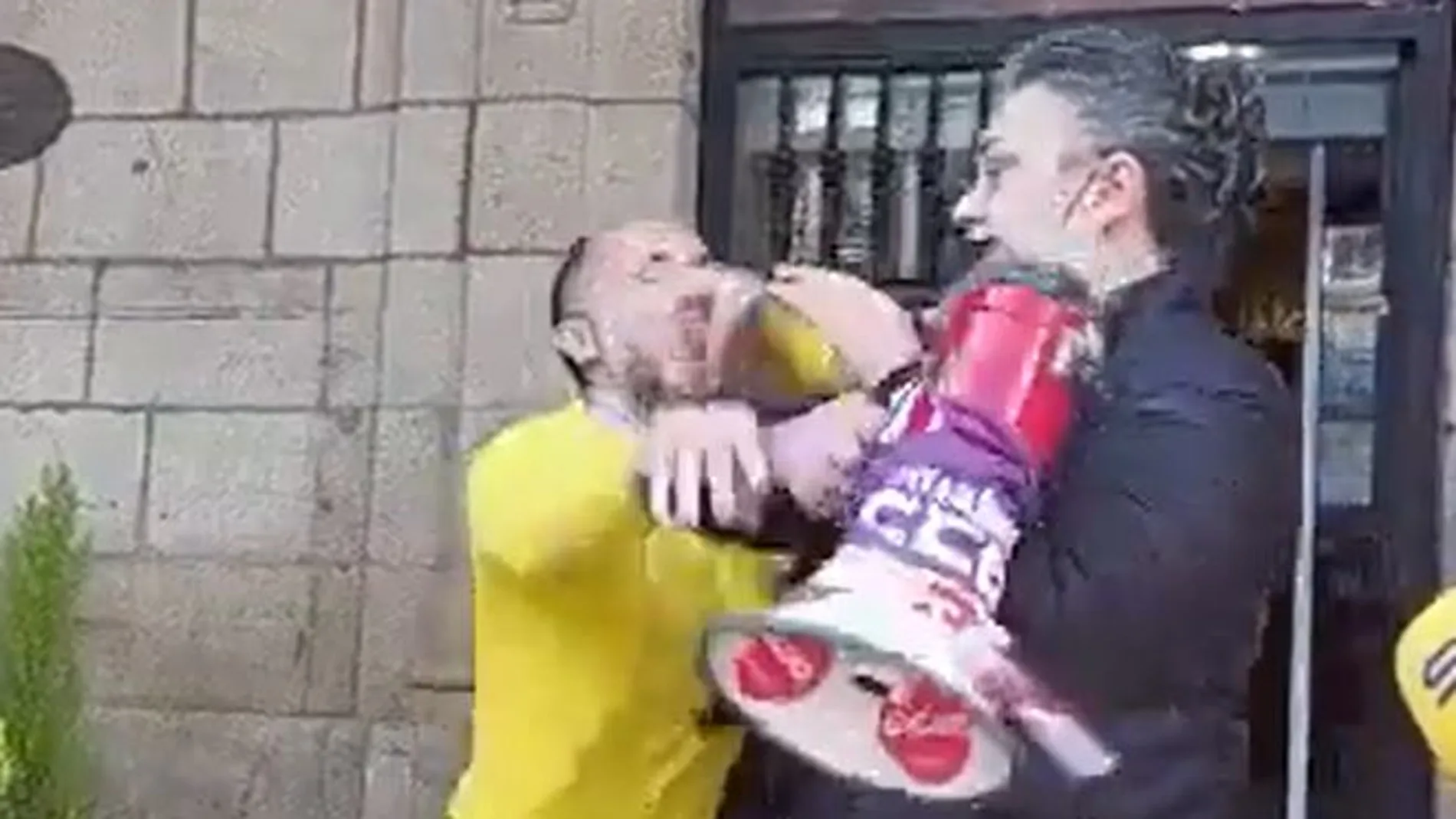Captura de vídeo del momento en que Jácome agrede a la mujer