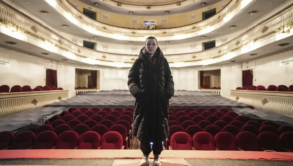 Yulia Marukhnenko vecina al teatro