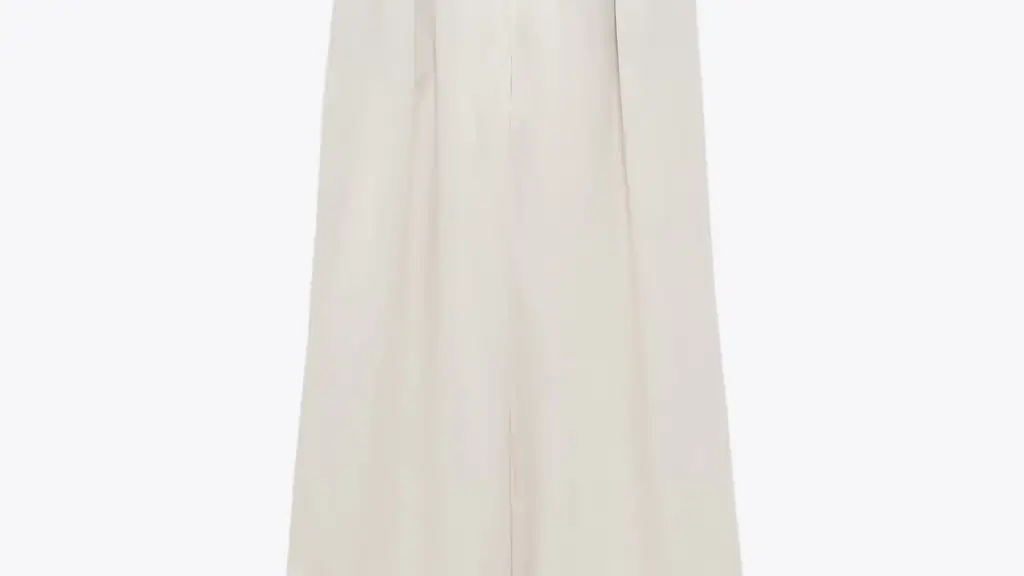 Pantalón wide leg satinado en color crudo, de Zara