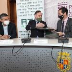 El secretario nacional de ATA, José Luis Perea(I), y su homólogo en Castilla y León, Domiciano Curiel(C), firman con el alcalde de Palencia, Mario Simón(D), el convenio de colaboración entre el Consistorio y la Asociación de Autónomos