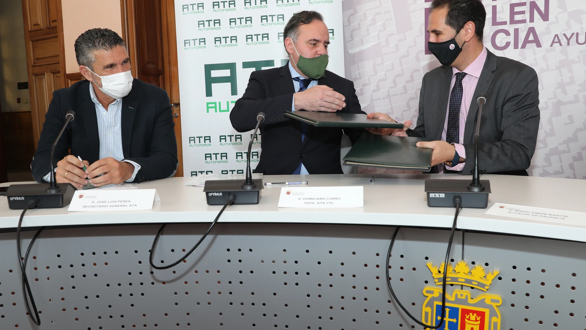 El secretario nacional de ATA, José Luis Perea(I), y su homólogo en Castilla y León, Domiciano Curiel(C), firman con el alcalde de Palencia, Mario Simón(D), el convenio de colaboración entre el Consistorio y la Asociación de Autónomos