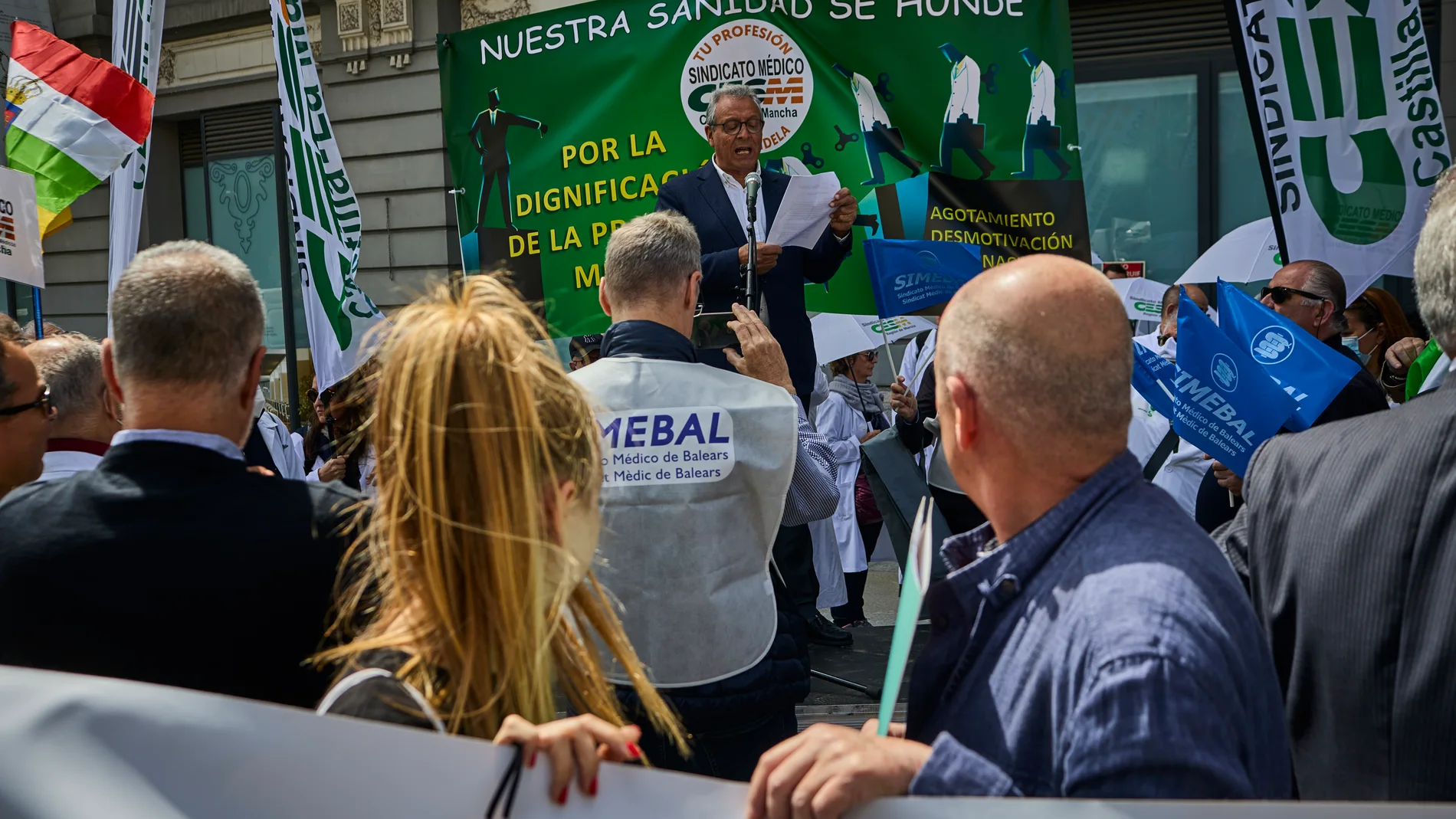 La Confederación Estatal de Sindicatos Médicos (CESM) ha convocado este miércoles una concentración frente al Congreso de los Diputados para mostrar su malestar por la situación laboral actual y pedir a todos los responsables políticos medidas urgentes que mejoren la situación