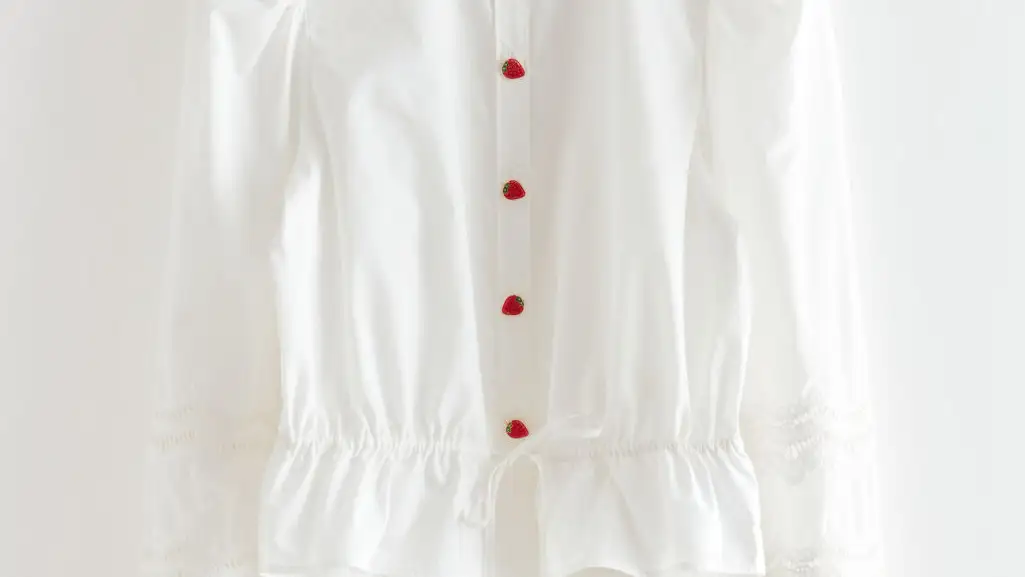 Blusa blanca con detalle de fresas en los botones y cuello de piqué, de &Other Stories