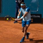 El tenista español Rafa Nadal devuelve la bola al serbio Miomir Kecmanovic en la pista central del Mutua Madrid Open