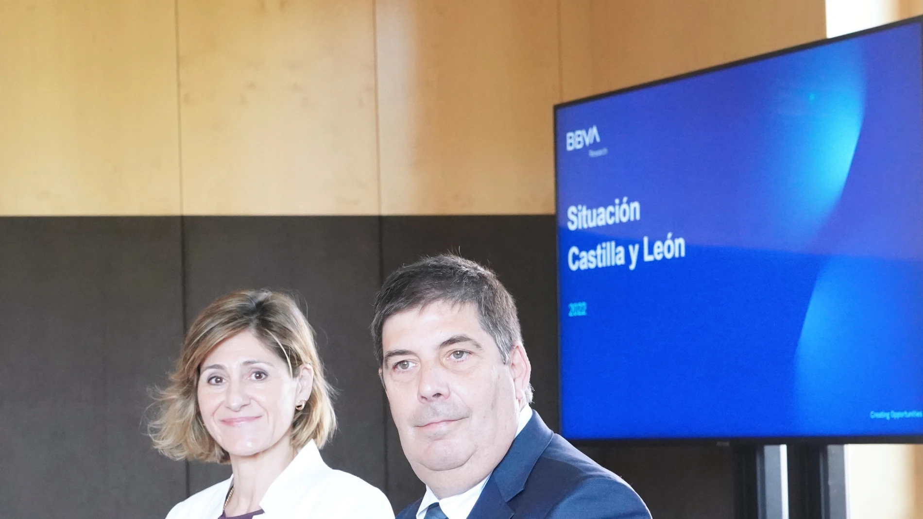 El director de la Territorial Noroeste de BBVA, Marta Alonso, y economista jefe para España de BBVA Research, Miguel Cardoso, presentan la nueva edición del informe "Situación Castilla y León"