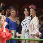 Mujeres vestidas de flamenca en una caseta