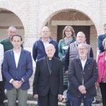 Foto de familia de Conrado Íscar y Ricardo Blázquez con alcaldes tras la firma de un convenio entre la Diputación de Valladolid y el Arzobispado para la rehabilitación de iglesias y ermitas en 2022