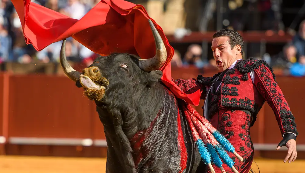 SEVILLA, 04/05/2022.- El diestro José María Manzanares con su primer toro de la tarde, este miércoles en la Plaza de La Maestranza de Sevilla. EFE/ Raúl Caro.