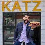 David Bibi, propietario del restaurante Katz, nos muestra su sandwich de Patrami