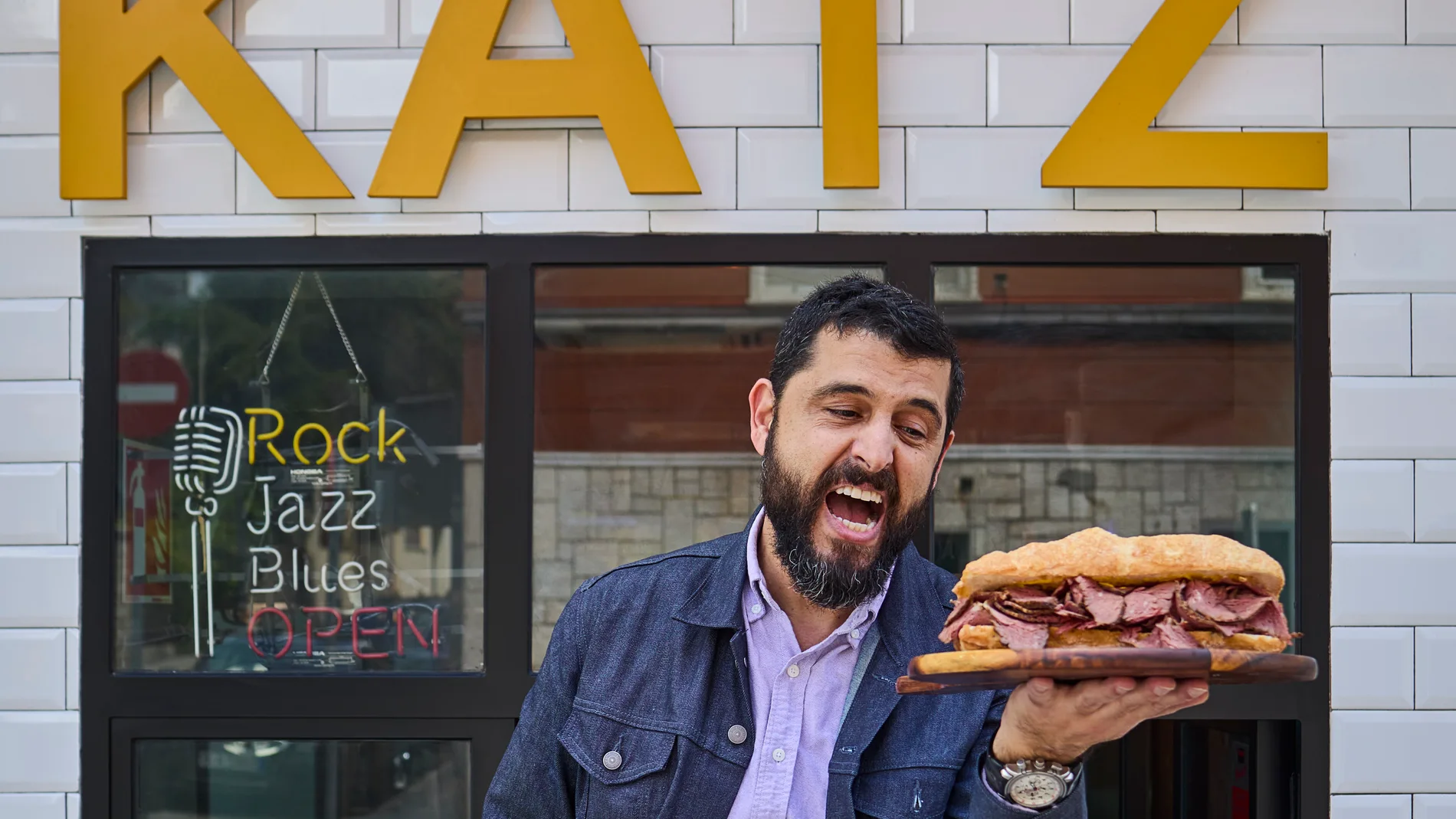 David Bibi, propietario del restaurante Katz, nos muestra su sandwich de Patrami