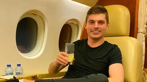 Verstappen en su avión de lujo.