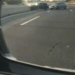 Uno de los coches terminó chocando con la mediana de la autovía