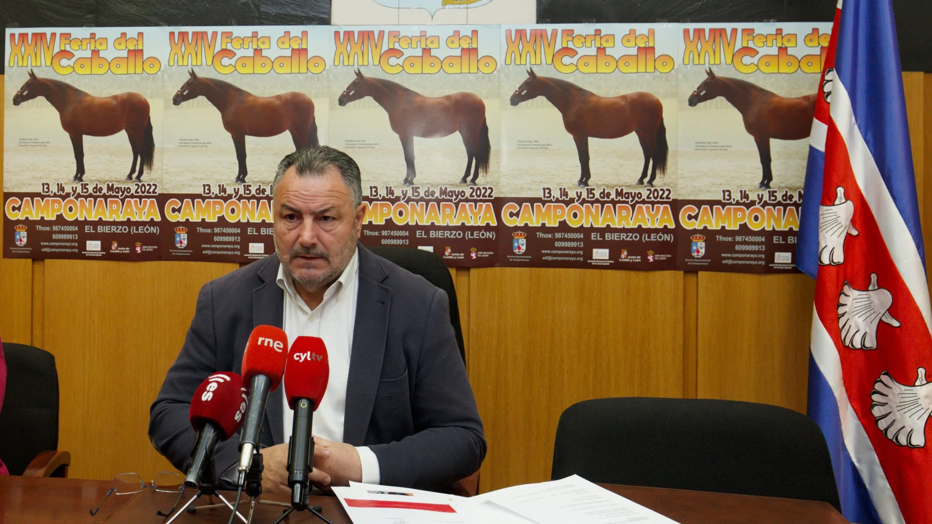 El alcalde de Camponaraya, Eduardo Morán, durante la presentación de la XXIV Feria de Caballos de Pura Raza Española, que se celebrará los días 13, 14 y 15 de mayo